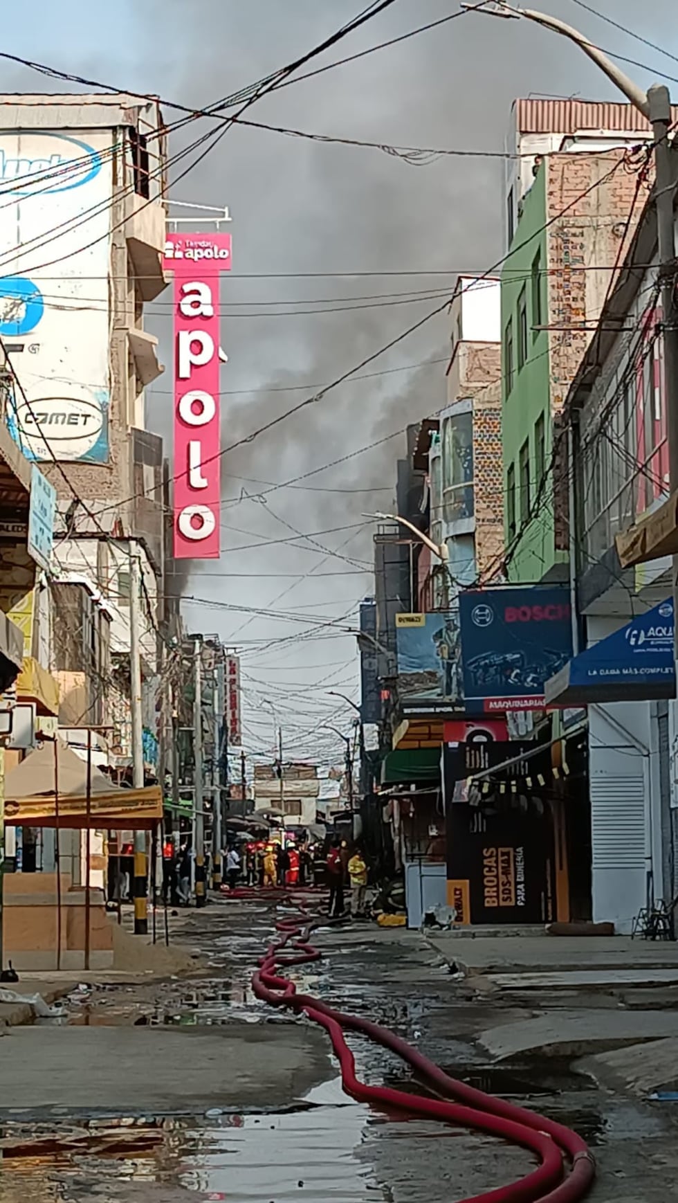 Los bomberos han detallados que cinco edificios del centro comercial Albarracín, conocido como Tacorita, se han visto afectados.