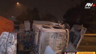 Chofer salva de morir tras el vuelco de su camión en El Agustino 