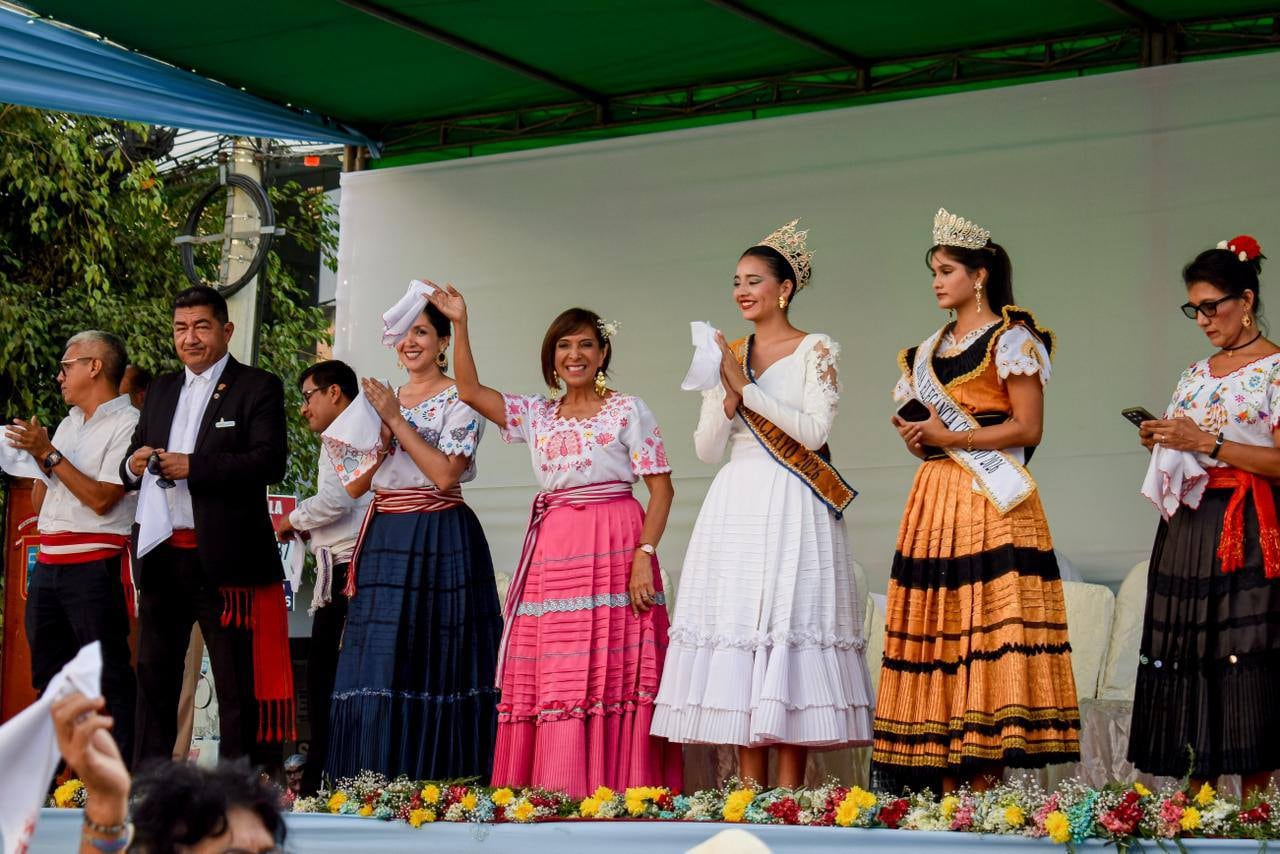 Alcaldesa, funcionarios y otros en Festival “Mil Pañuelos al Aire”.