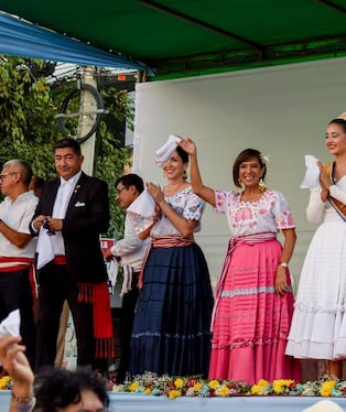 Alcaldesa, funcionarios y otros en Festival “Mil Pañuelos al Aire”.