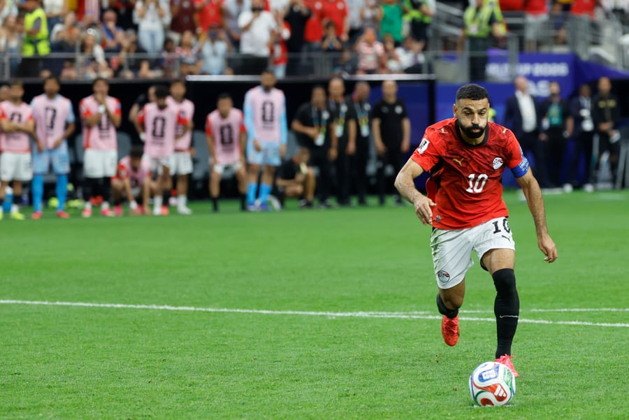 Mohamed Salah de Egipto cobra un penalti este viernes, al finalizar un partido de dieciseisavos de final del Mundial de la FIFA 2026 entre Australia y Egipto en el estadio AT&T en Arlington (EE.UU.). EFE/ Mariscal
