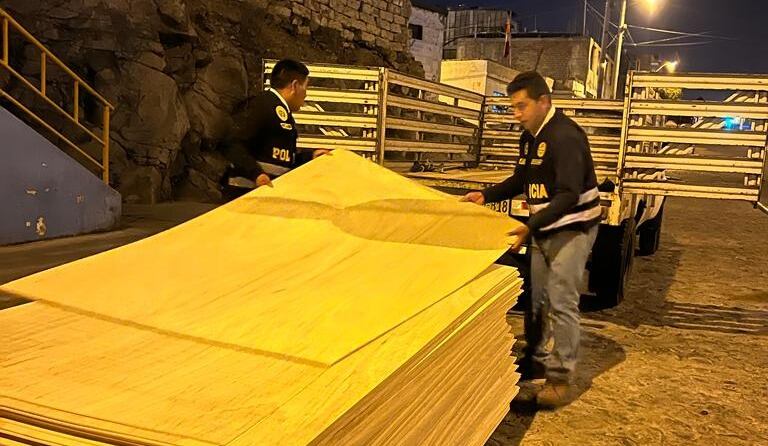 Policía recupera triplay pagado con cheque sin fondos. (Foto: Difusión)