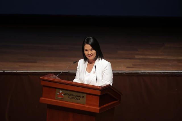 Keiko Fujimori recibió sus credenciales del JNE