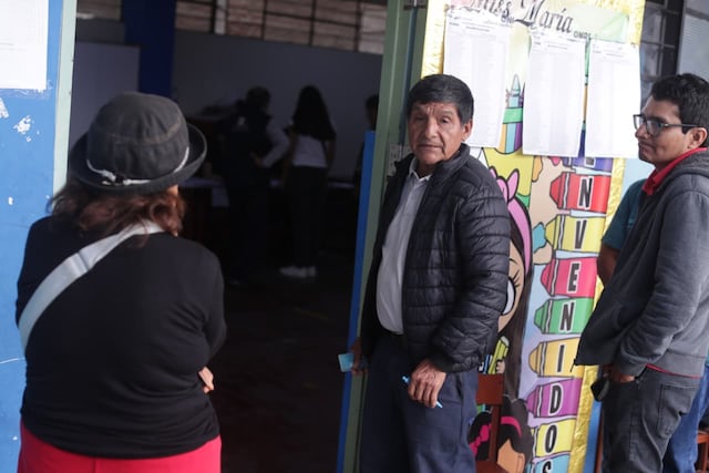 Se apertura las mesas de sufragio en el colegio San Luis Gonzaga de SJM, personas aún tienen quejas por el trabajo del personal de ONPE (Fotos: Julio Reaño/@photo.gec)