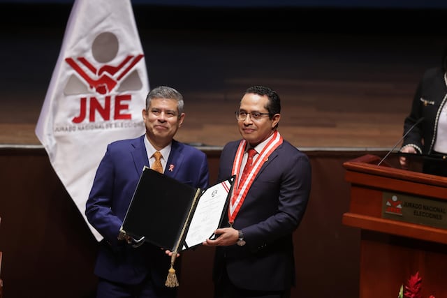 Keiko Fujimori recibió sus credenciales del JNE