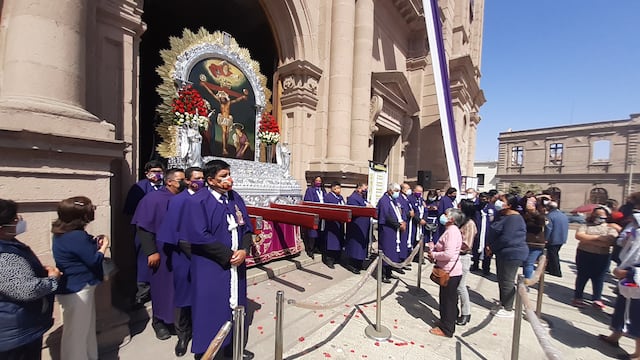 Fieles despiden al Señor de los Milagros en Tacna