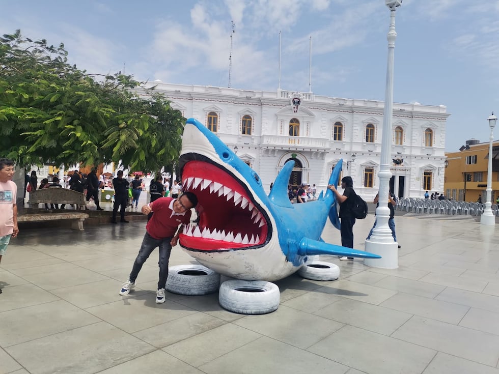 La figura del tiburón se encuentra en plena Plaza de Armas de Trujillo.