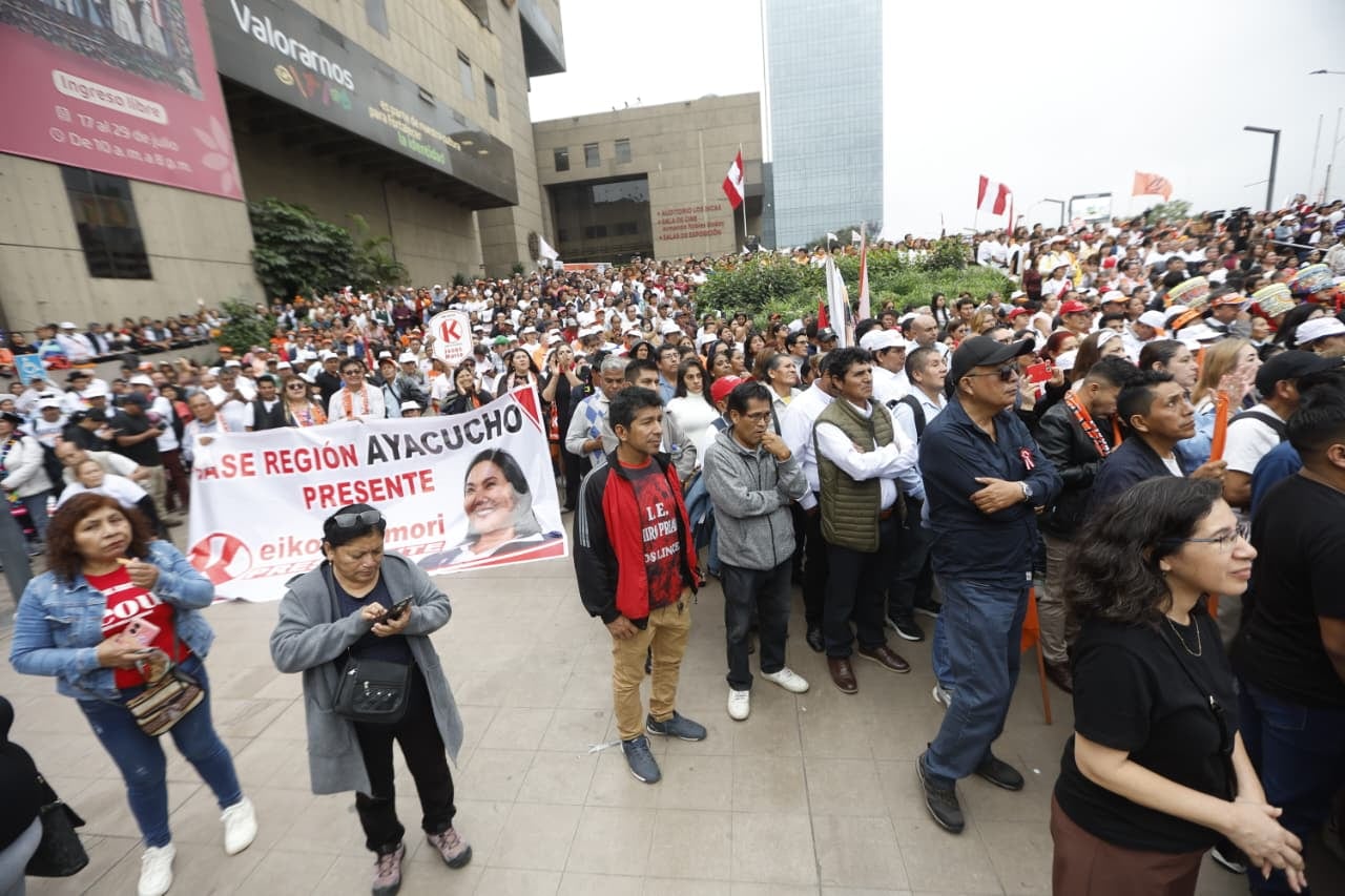 Simpatizantes de Keiko Fujimori se concentraron en los exteriores del Gran Teatro Nacional. (Foto: GEC)