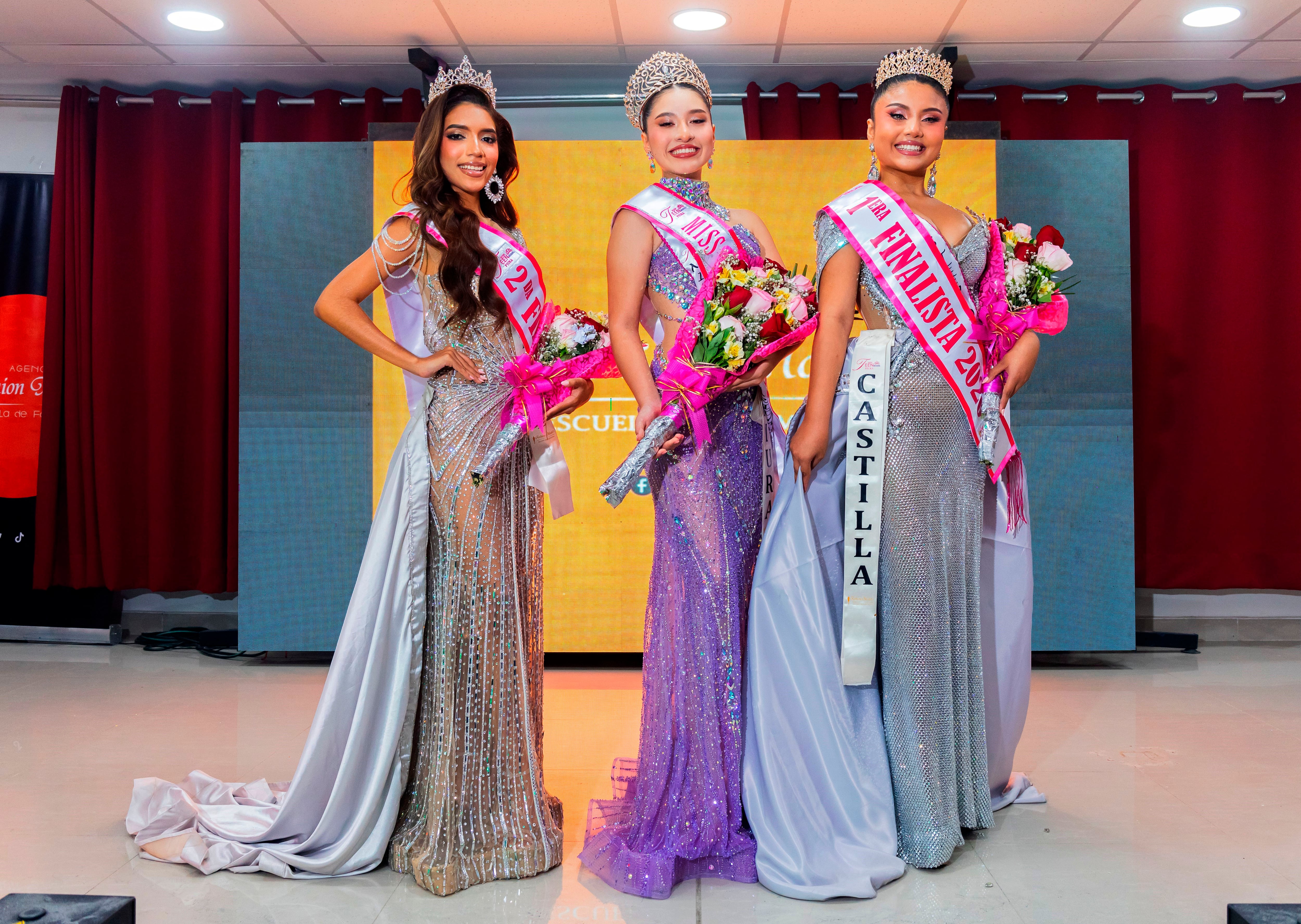 Astrid (al centro) junto a las dos finalistas del concurso Miss Teen en Piura.