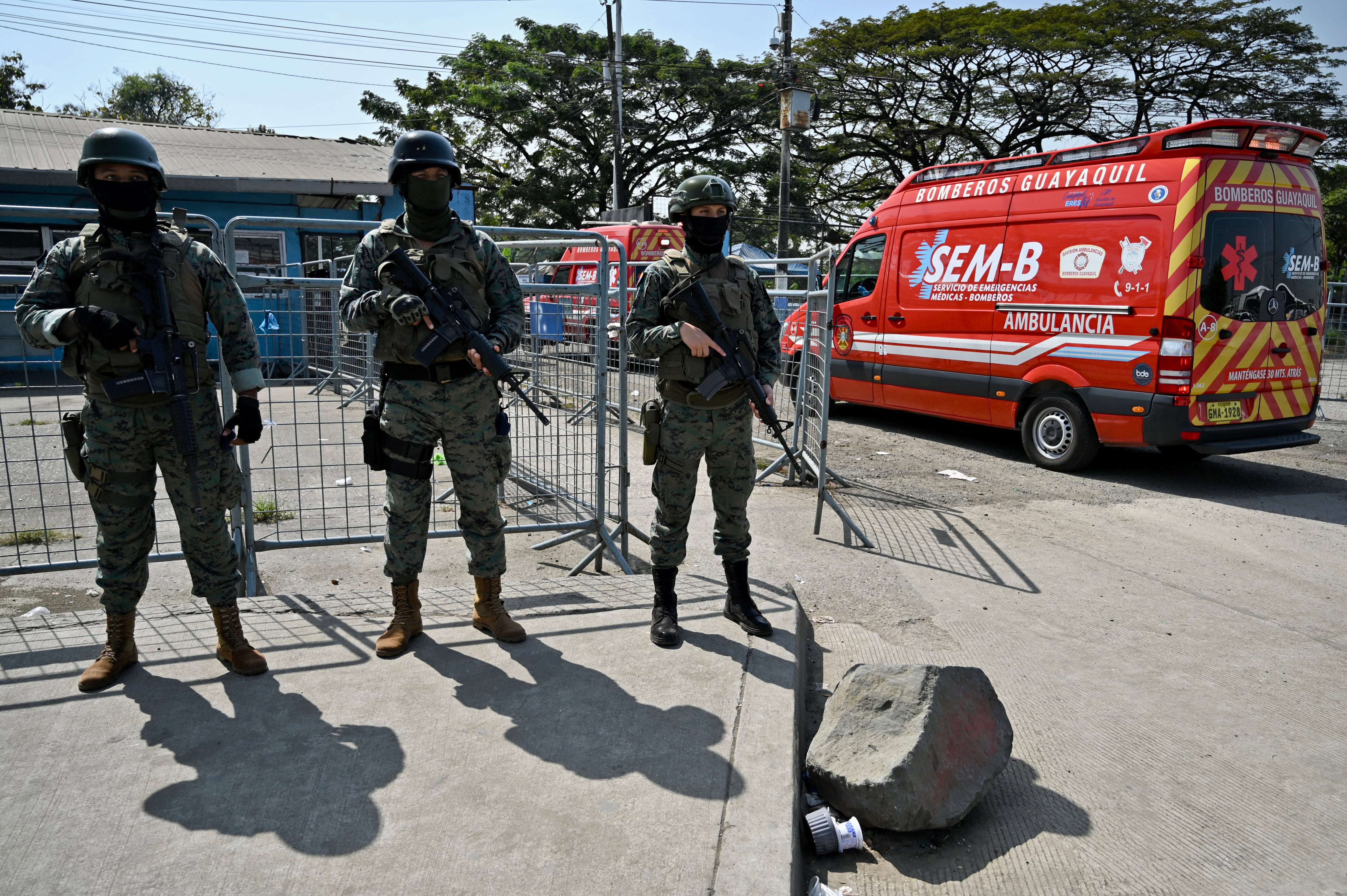 Las ambulancias llegan a la prisión Guayas 1 donde un nuevo motín de varios días entre bandas rivales cobró al menos 18 vidas, en la ciudad portuaria de Guayaquil, Ecuador, el 25 de julio de 2023. (Foto de Marcos PIN / AFP)