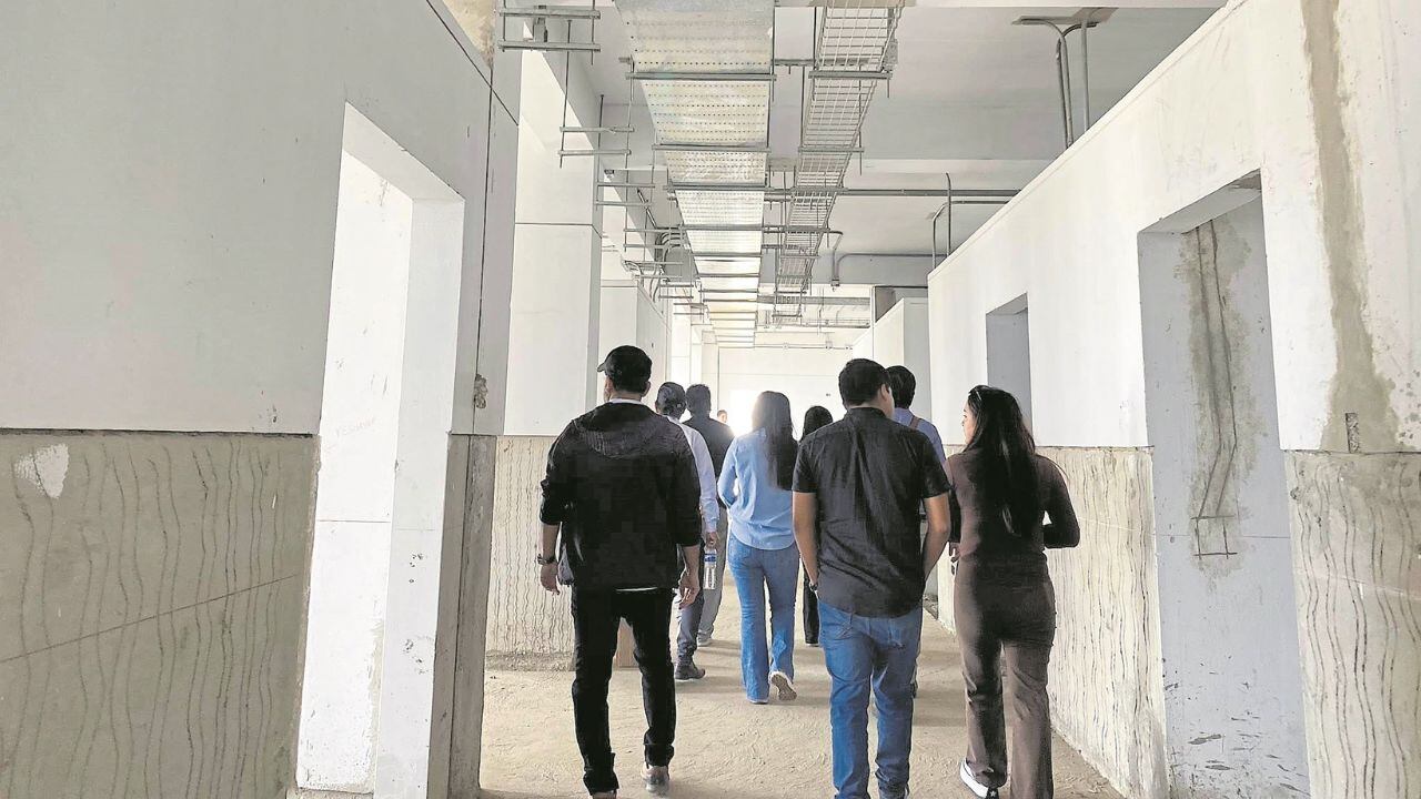 Según delegado vecinal, la obra del centro de salud está paralizada desde marzo de 2024 y el ambiente que se habilitó como plan de contingencia es insalubre.