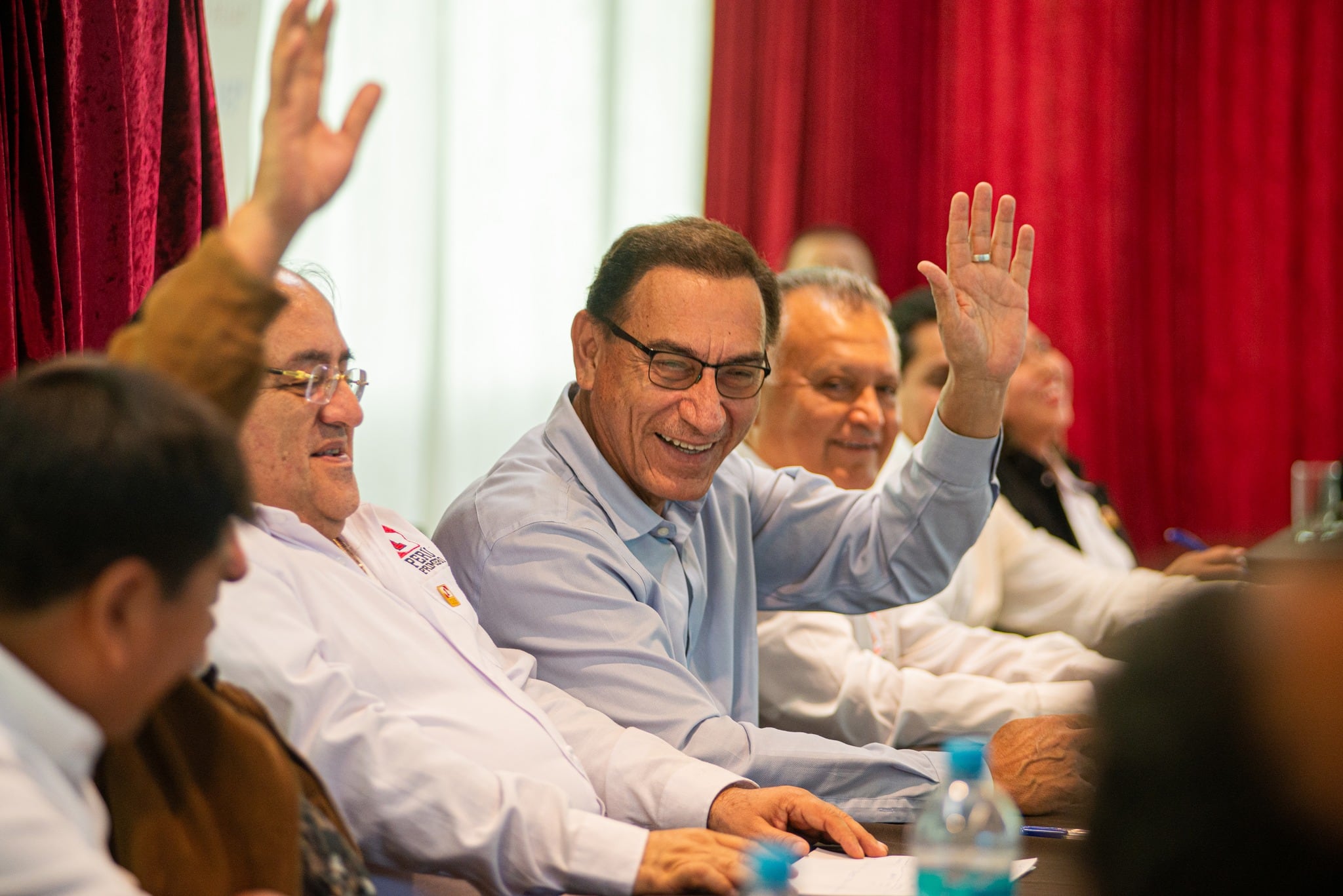 Exmandatario continúa en campaña electoral pese a impedimiento para que pueda ejercer cargos públicos, mientras que dirigentes de su partido “Perú Primero” cuentan con diversos cuestionamientos. Según José Tello, especialista en derecho electoral, Vizcarra está desinformando y distrayendo al electorado.