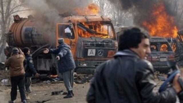 Afganistán: Mueren 12 personas en ataques suicidas contra base de la OTAN