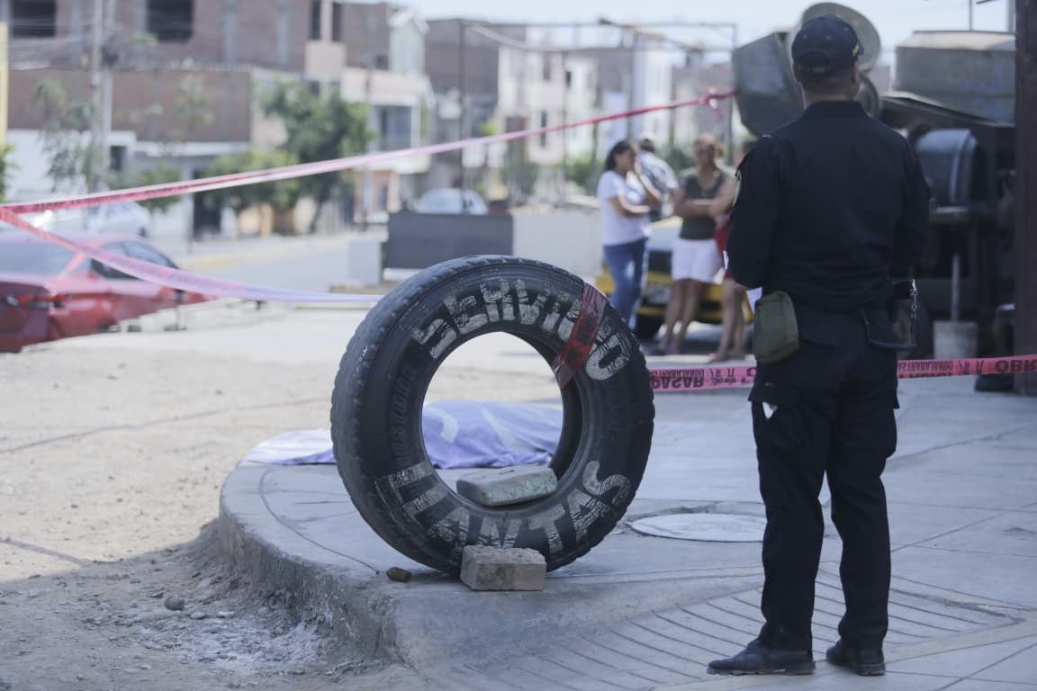 Agentes de la PNP acordonaron el área para inicar la recolección de evidencias. Fotos: Cesar Bueno| @photo.gec