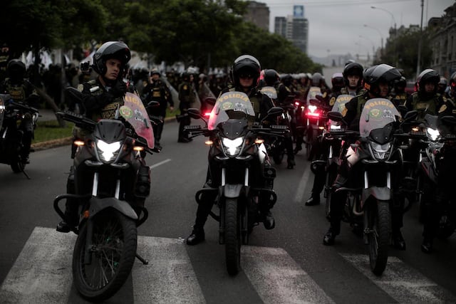 Marcha convocada por Juntos por el Perú se desarrolla bajo estricto resguardo policial
