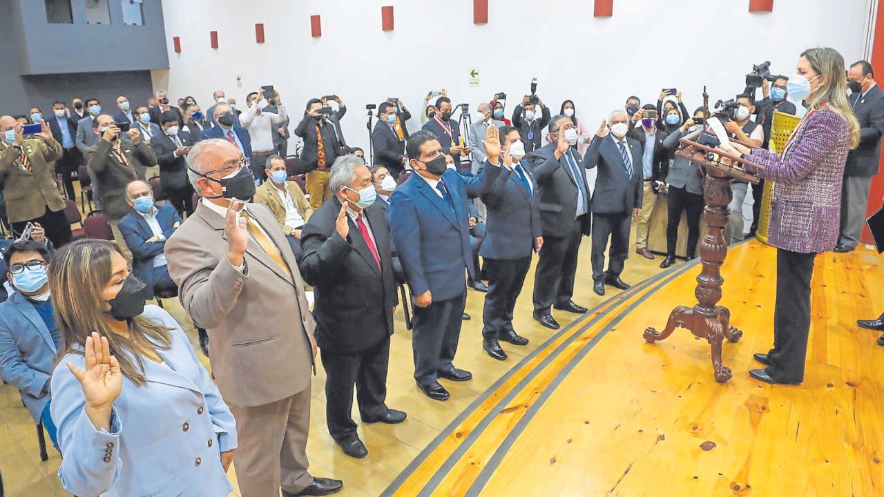Diego Bazán, Carlos Alva, Roberto Kamiche, Juan Burgos y Héctor Acuña cambiaron de camisetas políticas.