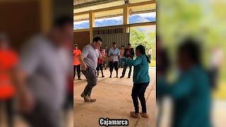 Congresista Martínez aparece bailando en Cajamarca mientras Arequipa está en emergencia por lluvias (VIDEO)