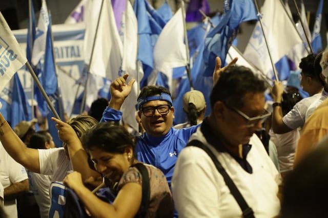 Simpatizantes de partidos llegan a exteriores del Centro de Convenciones por debate presidencial (Foto: Julio Reaño/GEC)