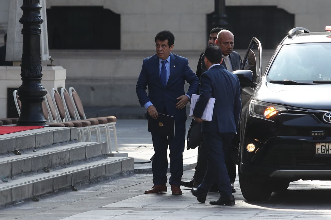 Fiscal de la Nación, Tomás Galvez llega hasta la puerta principal de Palacio de Gobierno.