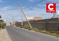 Ica: taxi impacta contra poste en Subtanjalla y deja estructura a punto de colapsar