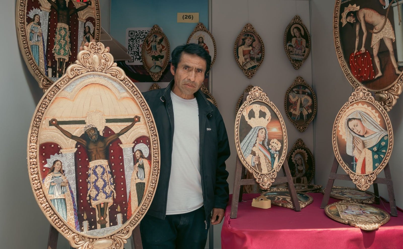 Artesanos exhiben figuras religiosas y artesanías tradicionales en el Santurantikuy, la feria navideña más emblemática de Cusco que se celebra cada 24 de diciembre en la Plaza Mayor desde el Siglo XVI.