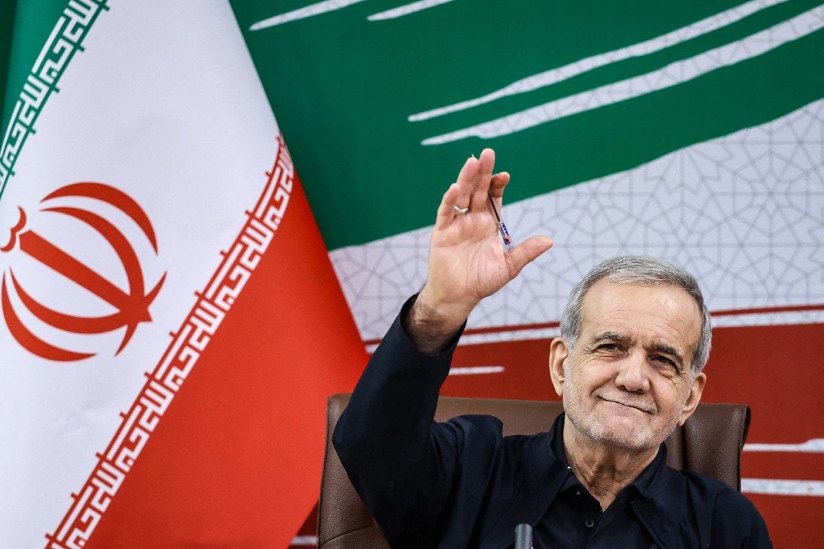 Una fotografía que muestra al presidente de Irán, Masoud Pezeshkian, asistiendo a una conferencia de prensa en la capital, Teherán, el 8 de agosto de 2026. Foto: OFICINA PRESIDENCIAL DE IRAN / AFP