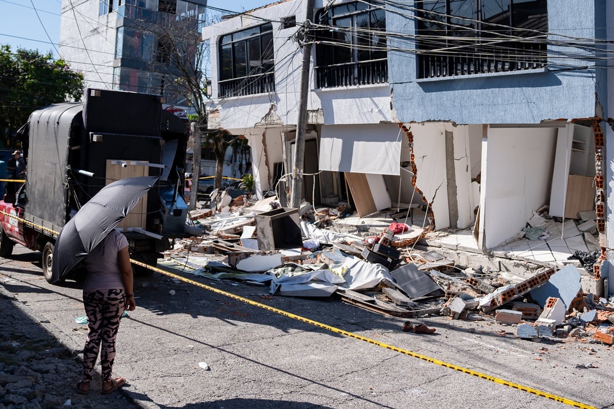 Una persona observa una vivienda afectada luego de un terremoto de magnitud 7,4, en Pereira, Colombia, el 10 de agosto de 2026. (Leonardo Castañeda / EFE)
