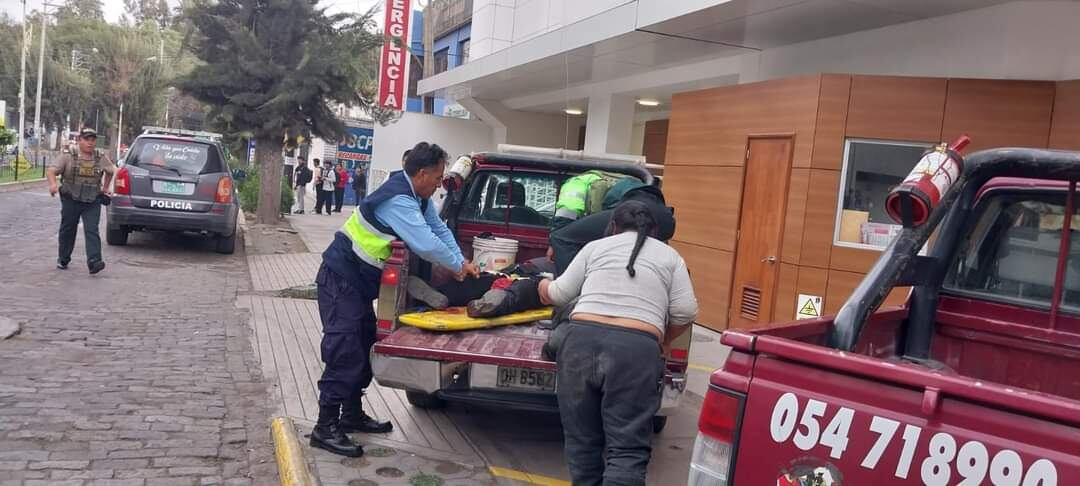 Hombre fue auxiliado tras ser víctima de un disparo y robo de dinero. (Foto: Difusión)