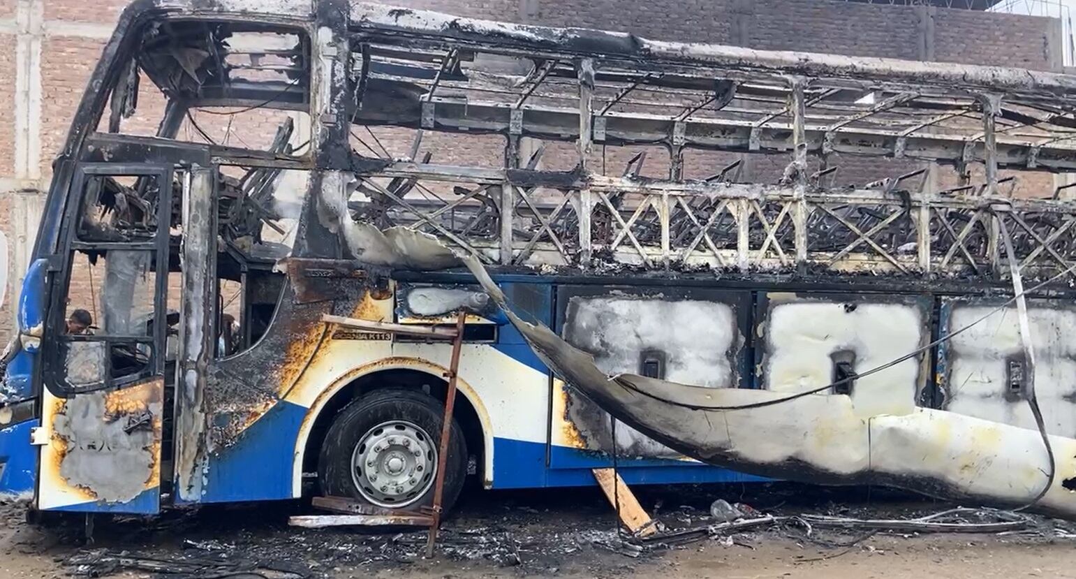 Así quedó uno de los buses siniestrado. (Foto: Radio Ke Buena Virú)