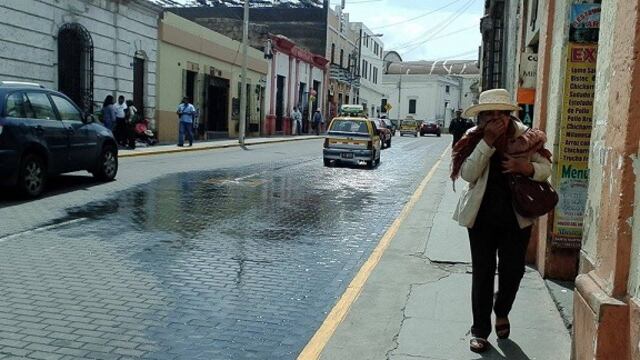Buzón colapsa y mal olor inunda  la calle Santa Marta