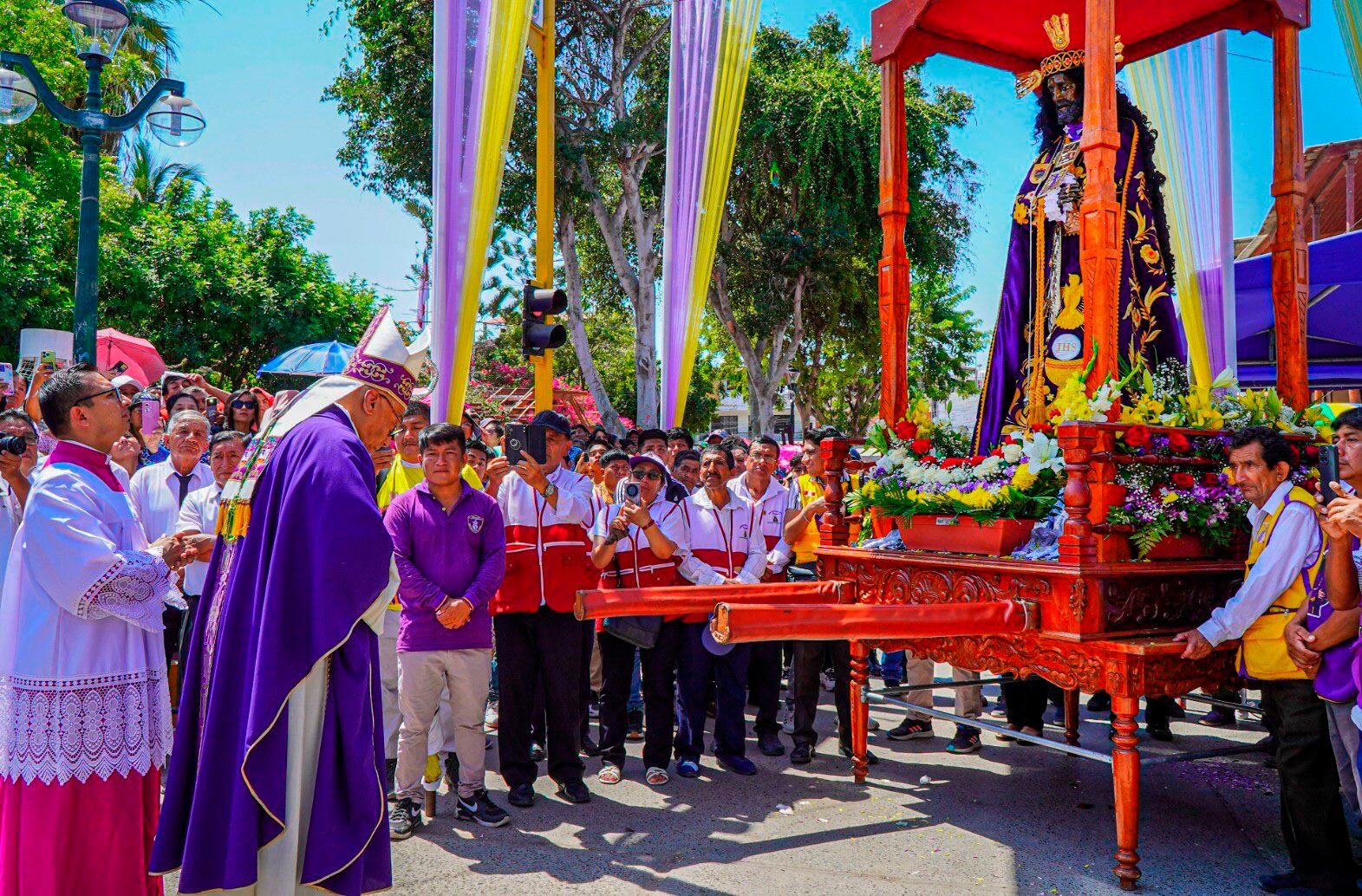 Miles de devotos y peregrinos, así como autoridades y turistas asistieron a la despedida.