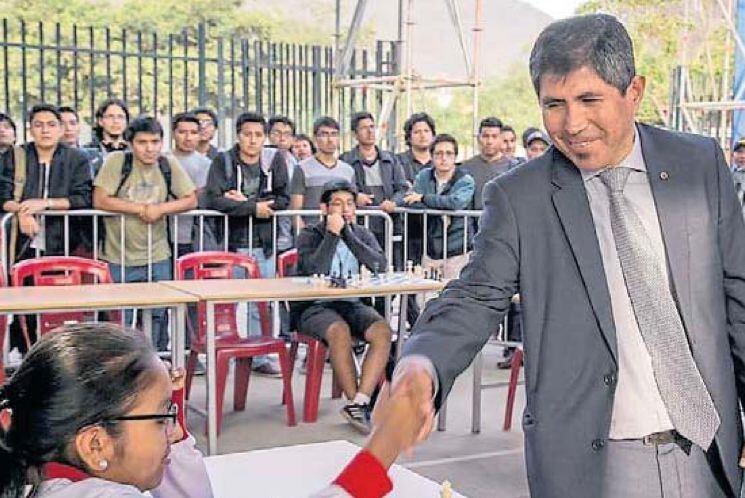 Con tan solo 5 años de edad, sin saber leer ni escribir, Julio Granda de Camaná, empezó a jugar el ajedrez. (Foto: GEC)