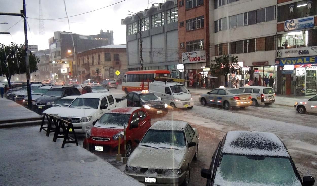 Huancayo, capital de la región de Junín, sorprendió a sus pobladores al caer un intenso granizado acompañado de lluvias, relámpagos y hasta truenos. Las calles, viviendas, centros comerciales y parques estuvieron cubiertos de nieve. Este inusual evento natural ocurrió este martes 27 de diciembre. En la siguiente galería, te mostramos algunas imágenes de la ciudad. (Foto: Andina)