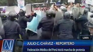 Médicos y policías se enfrentan en la avenida Salaverry (Video)