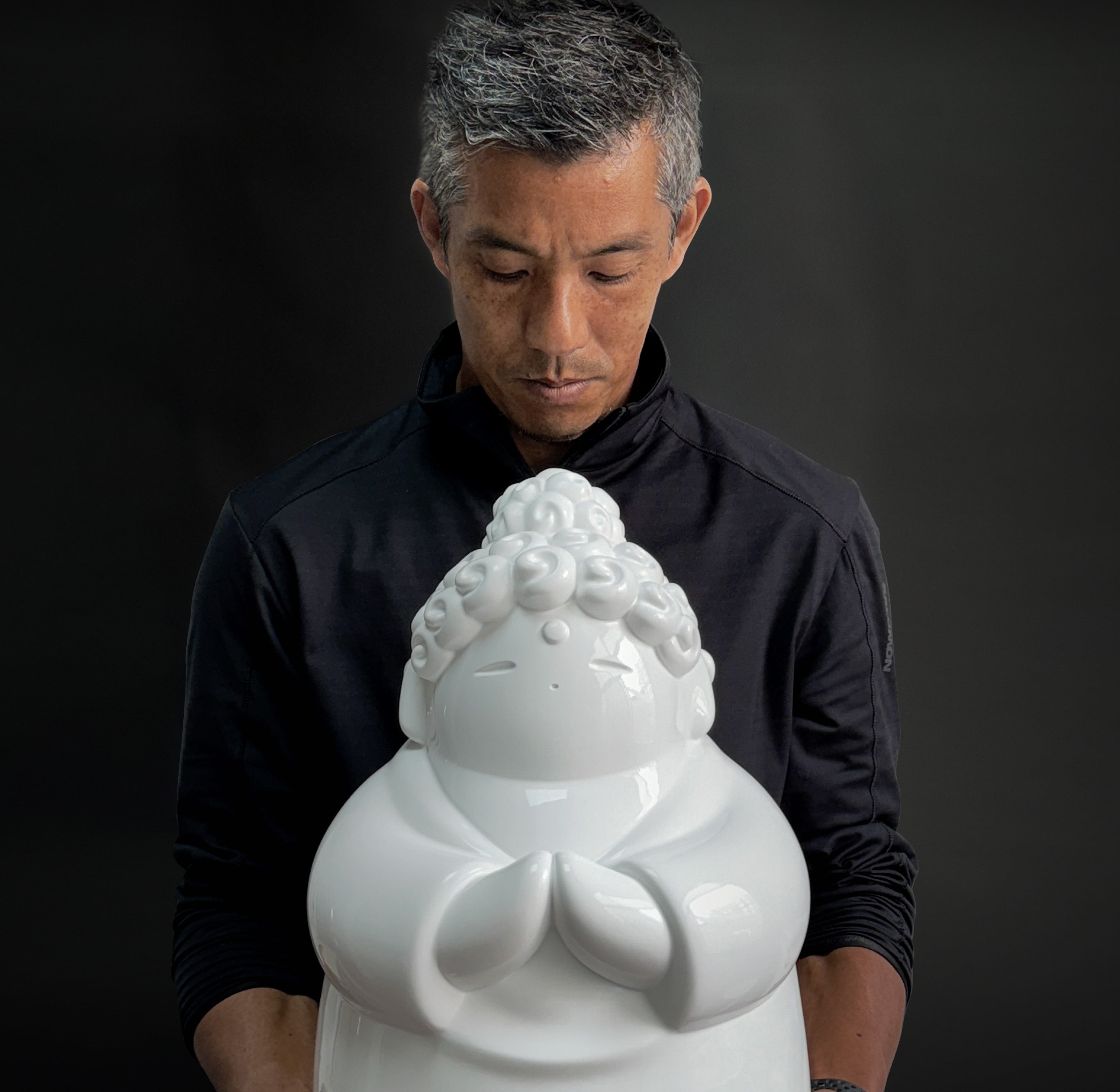 Presenta la muestra "Buda" en la galería Indigo.