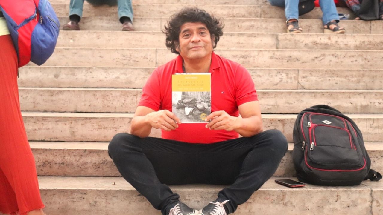 En ITINERARIO DEL ALADO SIN CIELO, el sujeto lírico creado por David Novoa retoma su viaje por las calles de un Trujillo que, siendo tan distinto al añejo, ofrece las mismas posibilidades de redención y de condena.