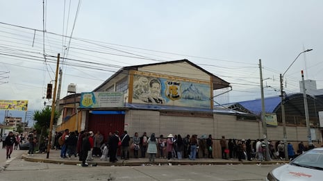 Huancayo: Padres de familia se amanecen en la lluvia y el frío para solicitar vacante a primer grado