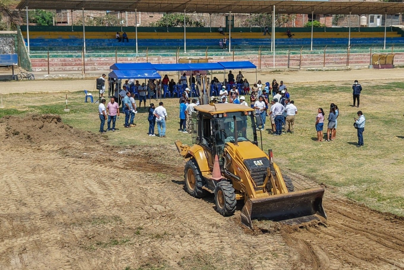 Ayer se iniciaron los trabajos para instalar 8,000 metros cuadrados de césped natural.