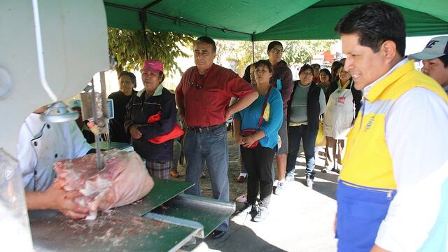 Venden más de mil kilogramos de carne de cerdo en feria distrital.