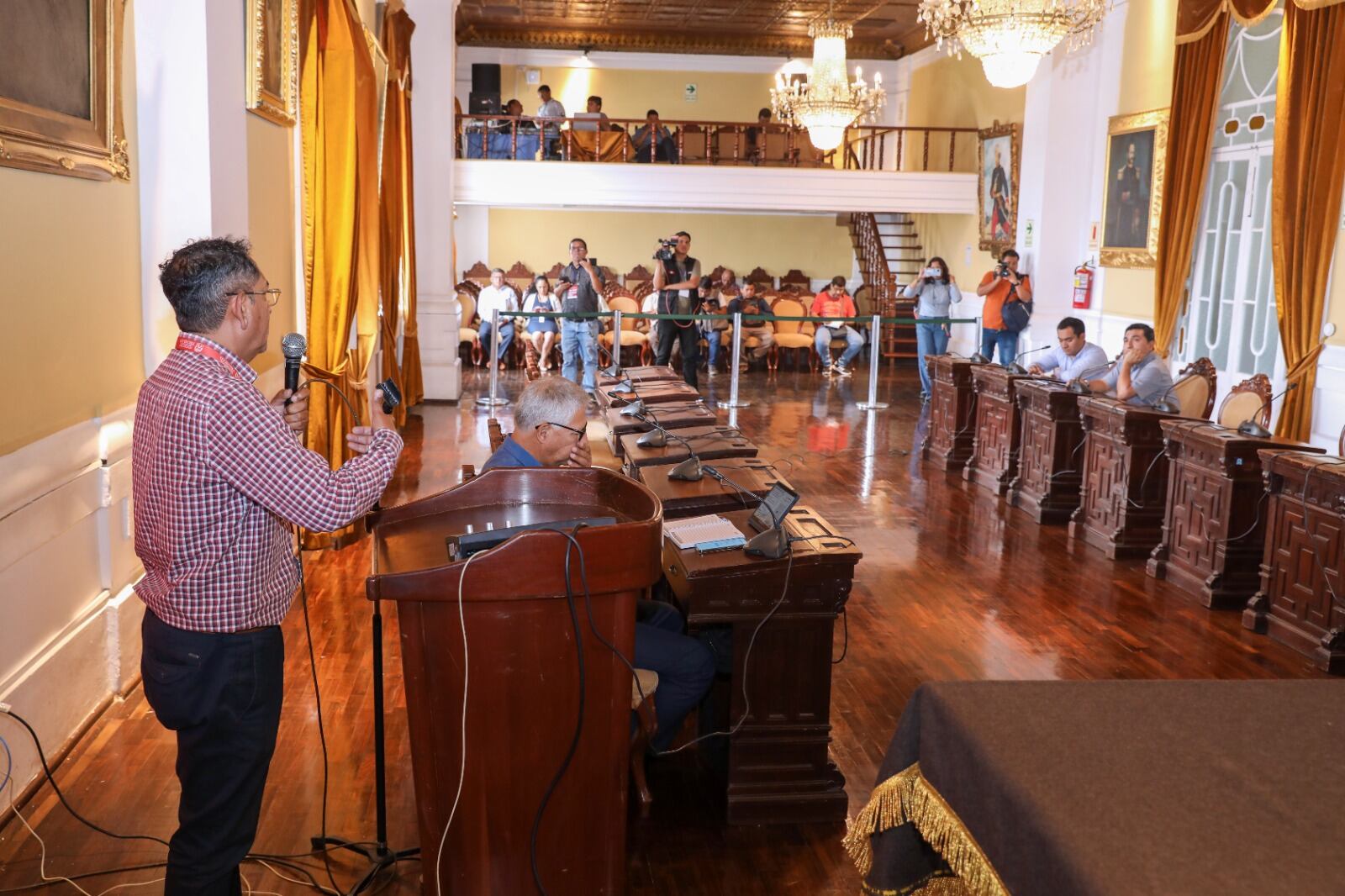 Arturo Fernández pidió dirigir virtualmente la MPT desde el extranjero, pero concejales se lo negaron y no podrá ausentarse. En la sesión hubo enfrentamientos, insultos y gritos.