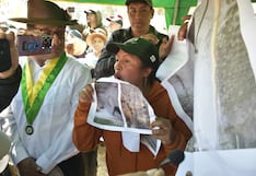 Vecinos rompen pancartas en protesta durante llegada de ministro de Vivienda