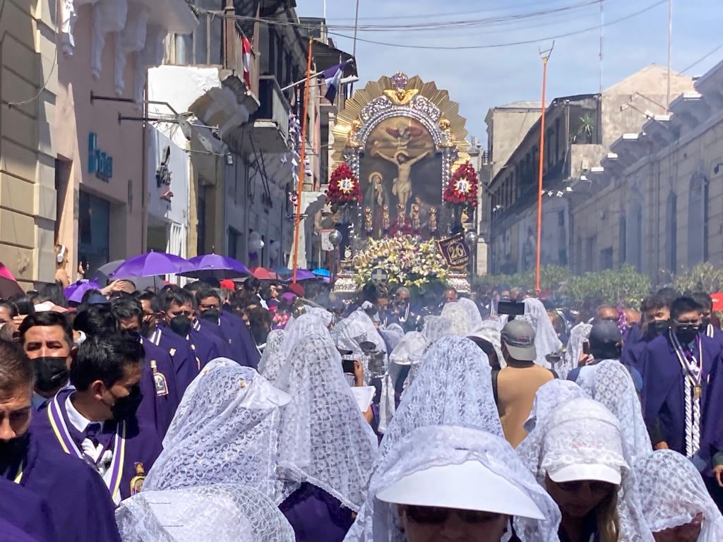 Devotos acompañan en la sexta procesión del Señor de los Milagros en Arequipa (Foto: GEC)
