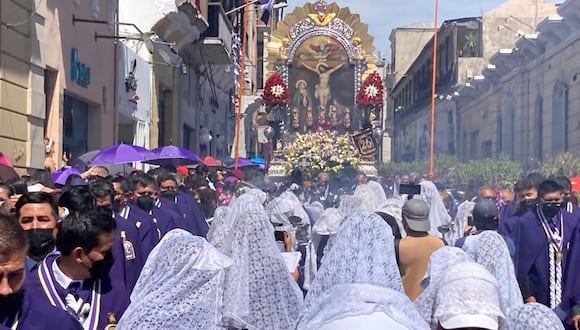 Devotos acompañan en la sexta procesión del Señor de los Milagros en Arequipa (Foto: GEC)