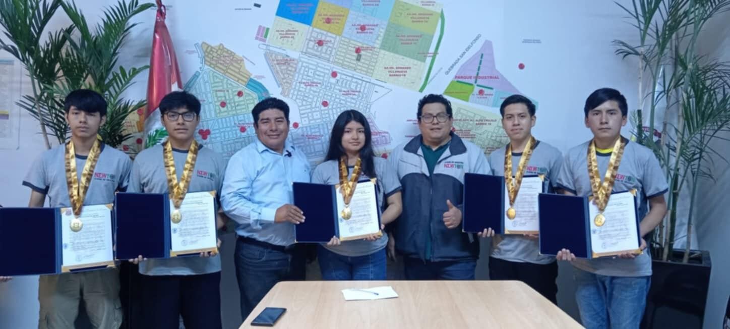 Cinco jóvenes símbolos del estudio y la preparación del distrito recibieron medallas de honor.
