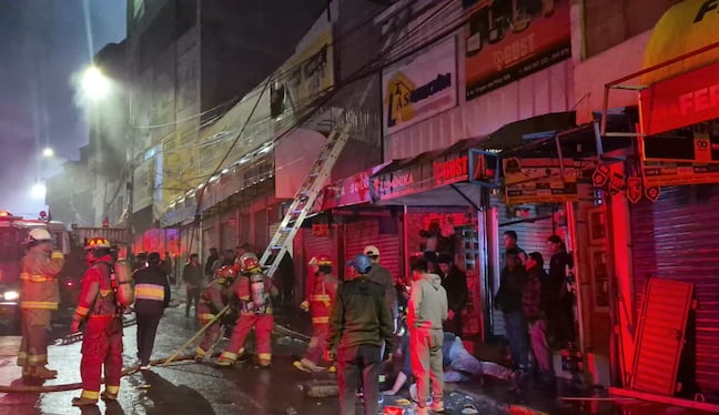 Arequipa: incendio destruyó tiendas construidas en zona prohibida entre Adepyme y Don Manuel (Foto: Pedro Torres/@photo.gec)