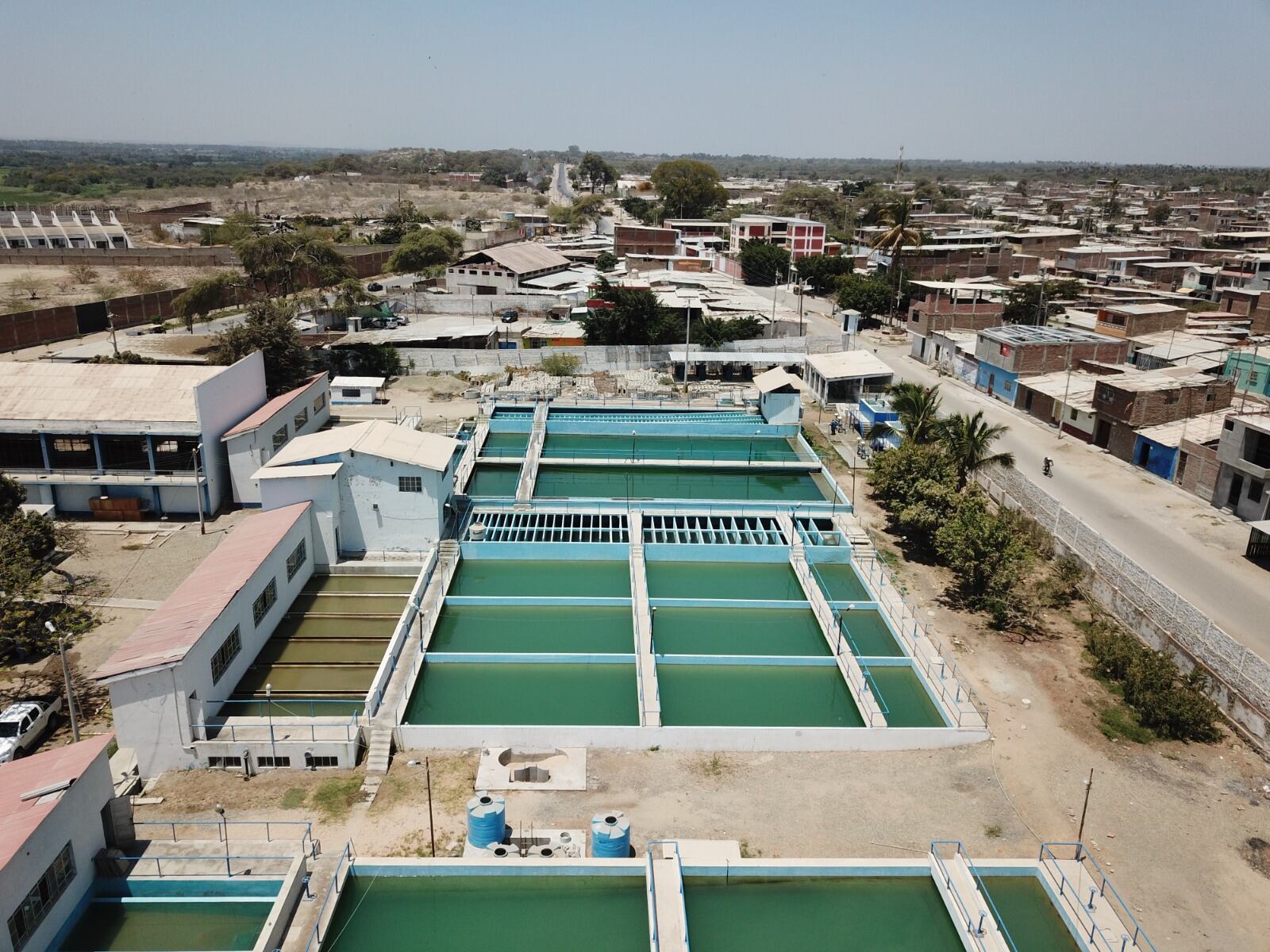 Considera el funcionamiento de pozos las 24 horas del día y realizará el reparto alterno de agua potable con camiones cisterna, medida a implementarse en los puntos más críticos