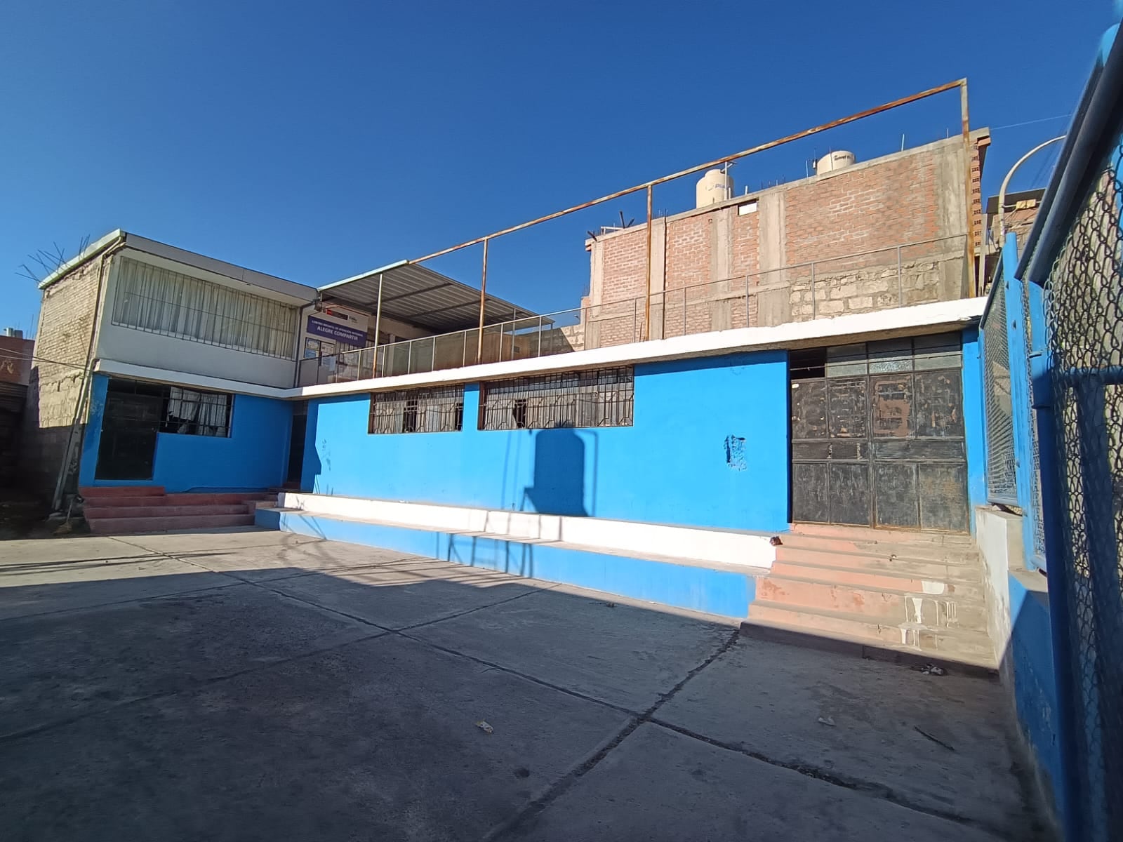 Colapsa techo de local social y deja sin atención a 20 niños de Cuna Más, en Sachaca. Foto: GEC.