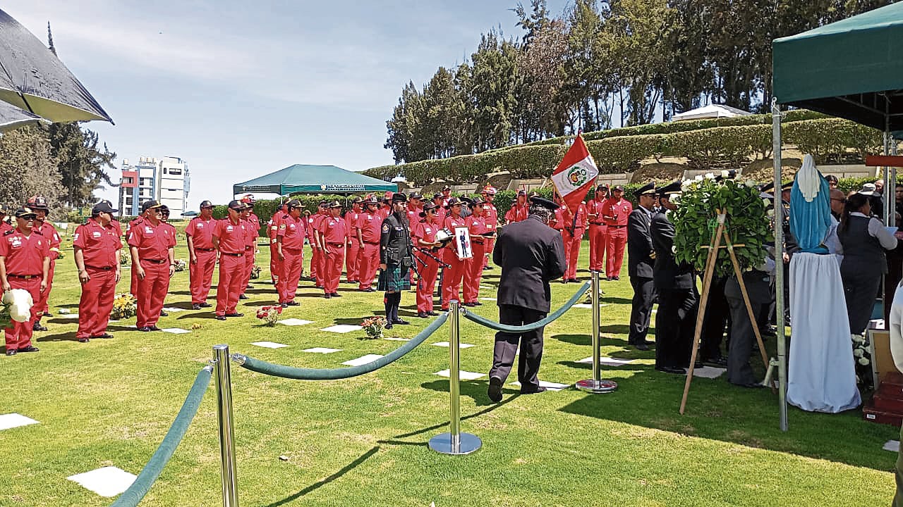 Bomberos, amigos y familiares en el camposanto en Arequipa. Foto: GEC.