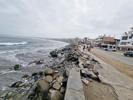 La Libertad: Reinicia mantenimiento de enrocado en el balneario de Huanchaco