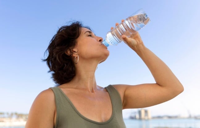 Durante el verano, mantenerse hidratado es fundamental. (Foto referencial: Freepik)